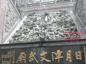 石雕观音菩萨和大势至菩萨的宝冠中是一个宝瓶